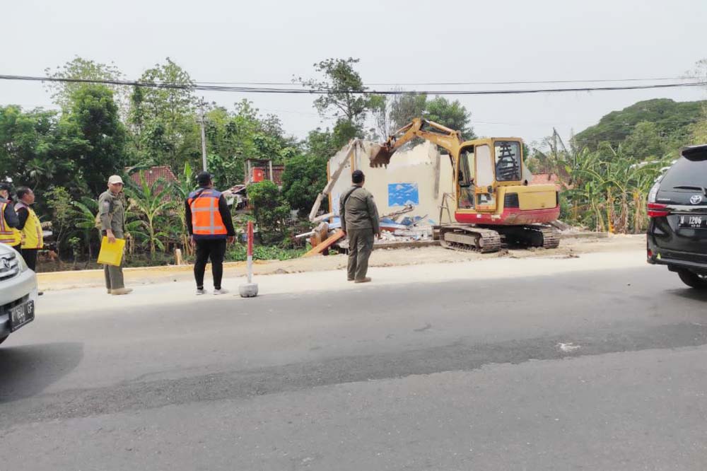 Bangunan liar di Semeru Bogor dibongkar, warga: Jangan jadikan sampah!