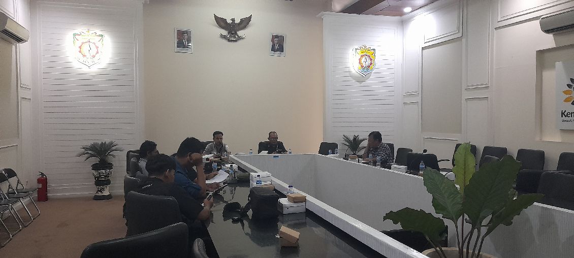Pembahasan dan pembetulan draft AD/ART Forwaken, yang dilaksanakan di ruang Ngesti Widhi Setda Kendal, Selasa (9/1/2024).